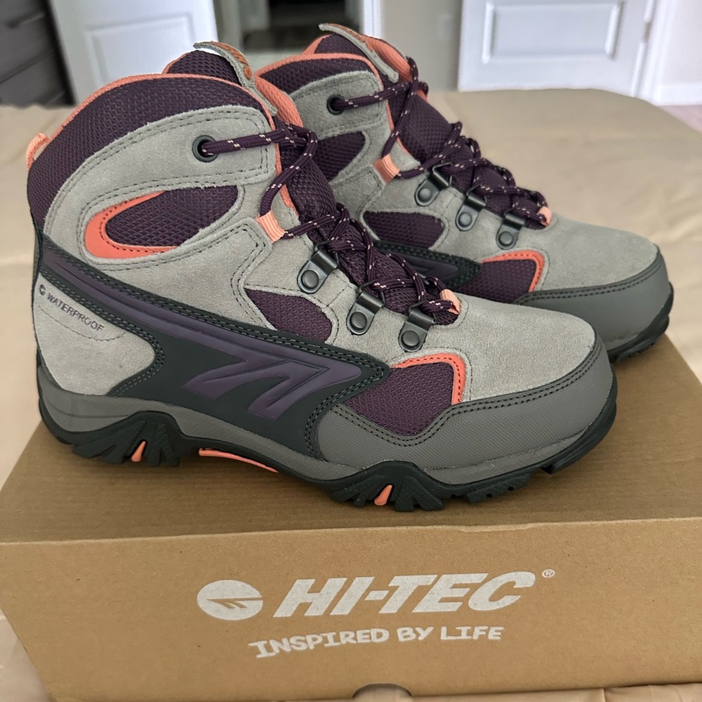 NWT Hi-Tec Waterproof Hiking Boots Size 5.5